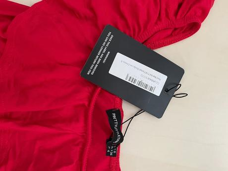 Volán minišaty na ramena nové, jsou krátké, s