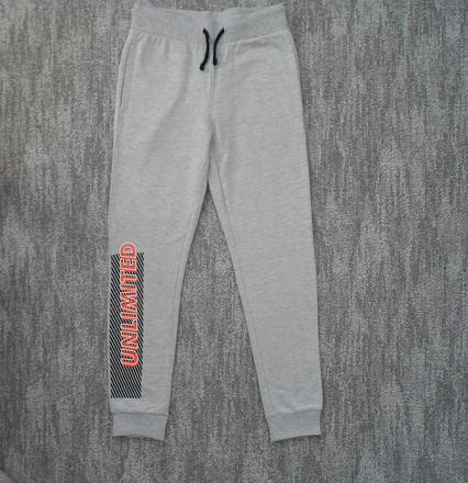 Šedé tepláky, 140