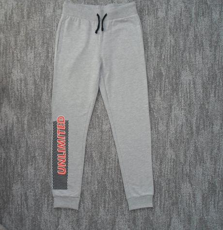 Šedé tepláky, 140