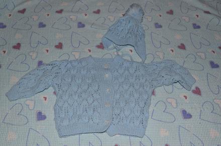 Teplý komplet - svetr a čepice s bambulí, 86