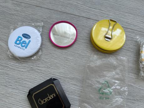 Sada zrcátka, krabička na rtěnku, držák na kabelku, 