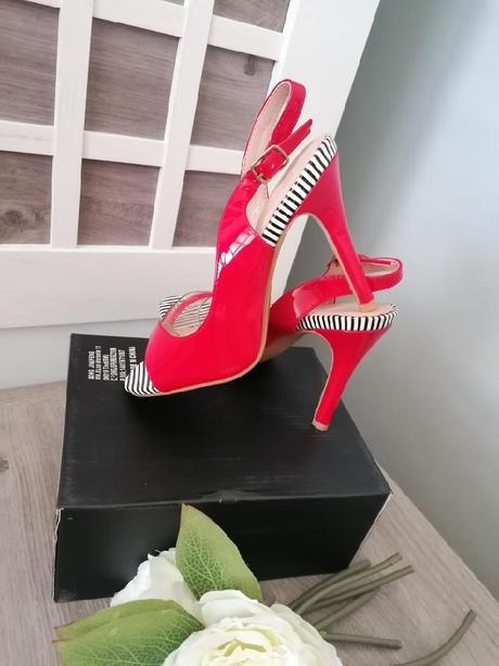 Červené sandály, 36