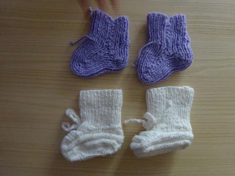 2x kojenecké capáčky, vel. 0-3m, 62