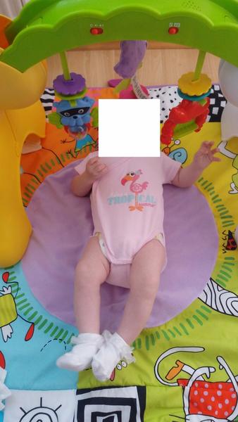 3měsíční mimi dává nožky lehce do boku