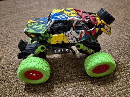 Pérovací monster truck na setrvačník, 