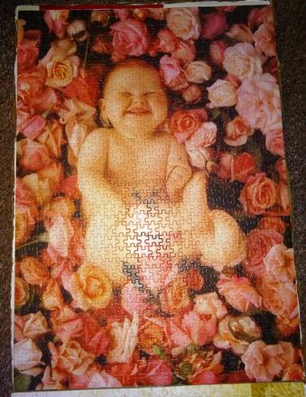 Velké puzzle miminko v růžích,