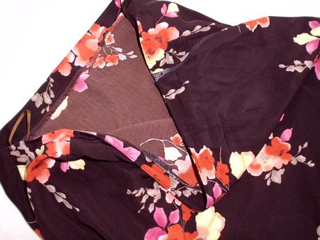 Tmavohnedá s kvetmi, l