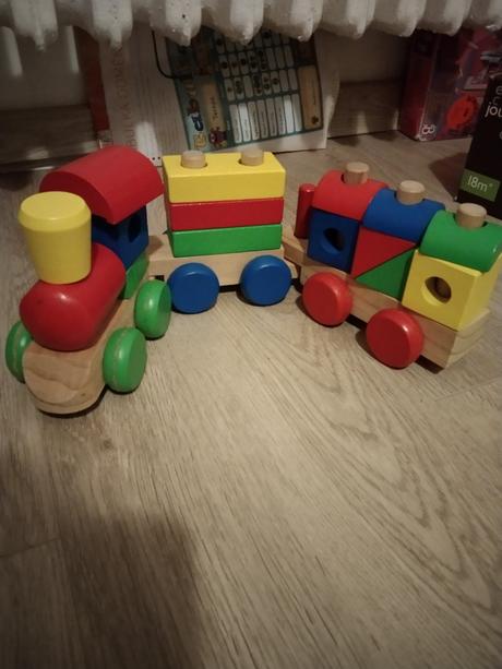 Dřevěný vláček a tahací housenka,