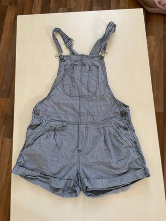 Kraťásky s laclem, vel 9 - dcera nosila při s - mě, s