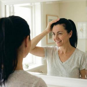 Odrůsty po 2 týdnech, kadeřník za měsíc? Jak přežít „hluché okno“ stylově.