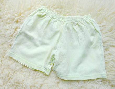 Světle žluté kraťasy, 98