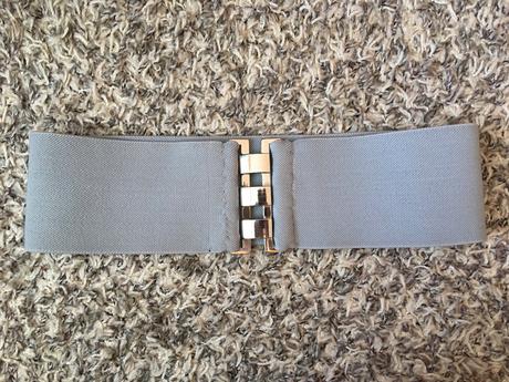 Široký pás s kovovou přezkou, 