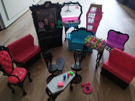 Nábytek pro monster hight, 
