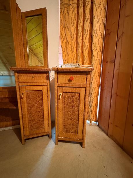 Toaletni stolek a zrcadlo/2nocni stolky 50-60leta,