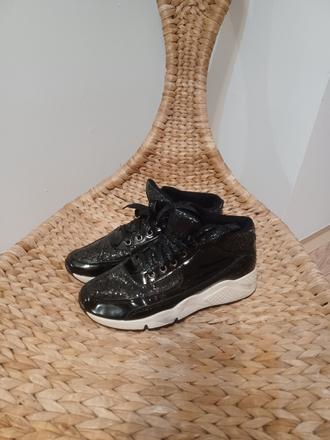 Třpytivé tenisky, 39