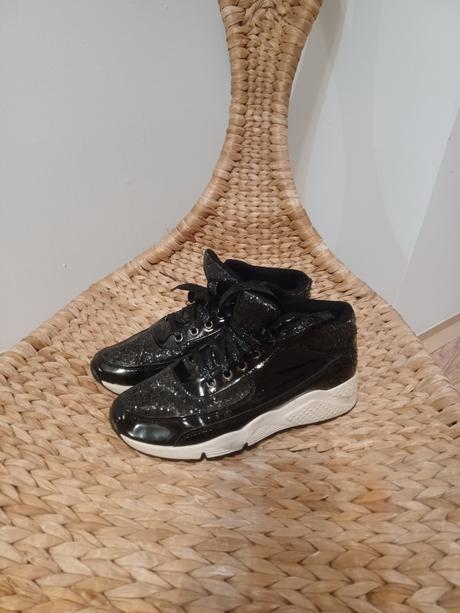 Třpytivé tenisky, 39