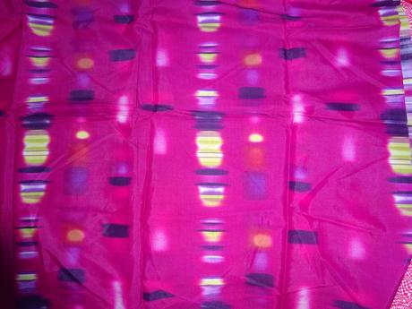 Umělé hedvábí fuchsiové s žlut.čern.tečky 88 x150, 