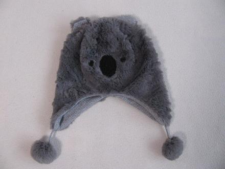 Zimní tmavě šedá čepice s bambulemi a kožešinkou, early days,92