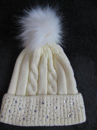 Pletená zimní čepice zdobená kamínky, 98