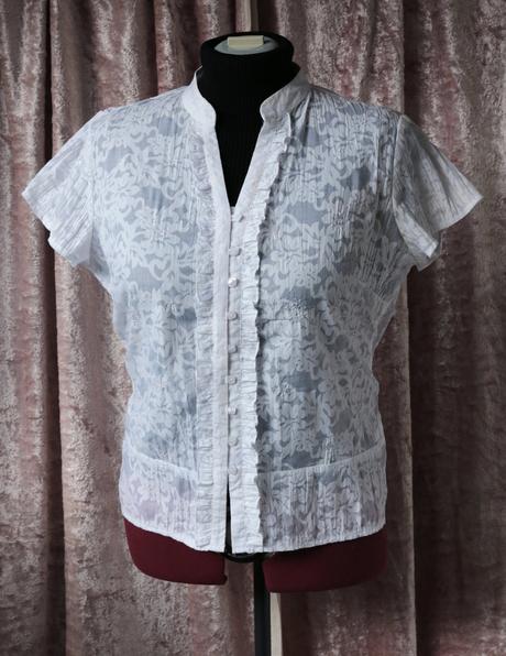 Bílá halenka s kytičkami a flitry vel.44, xxl