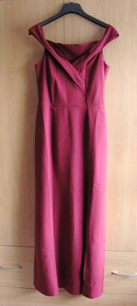 Plesové vínové šaty, 40