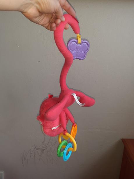 Plyšová opička na kočárek fischer price,