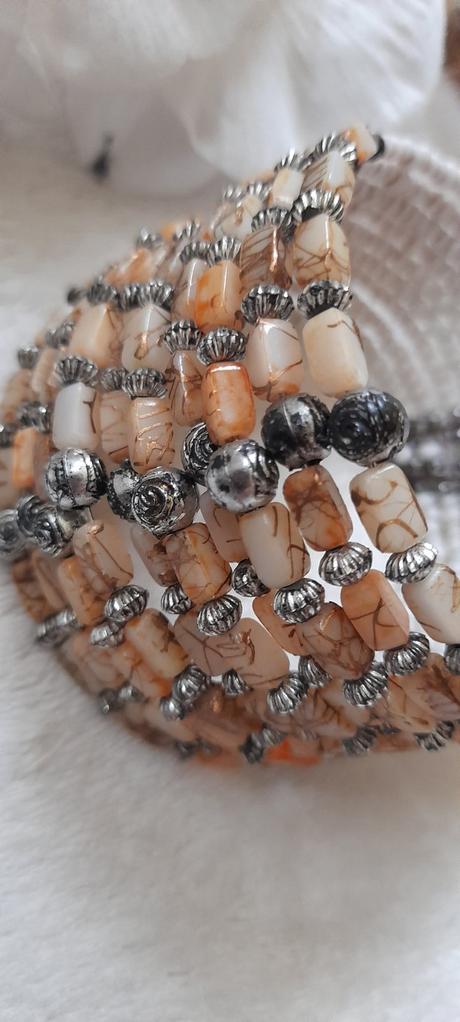 Široký korálkový náramek,