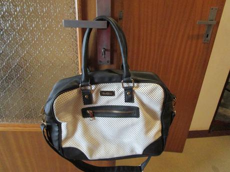 Pěkná bílo-černá pěkná kabelka, do ruky i rameno, 