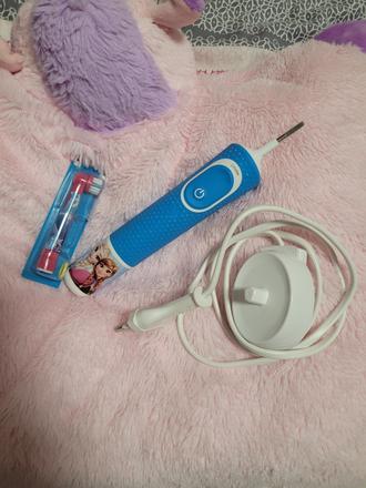 Zubní dětský kartáček oral-b,