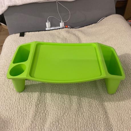 Plastový přenosný gaučostolek- dedra,