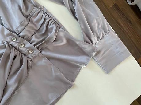 Satén halenka s cípem v pase, vel neuvedena cca m, m