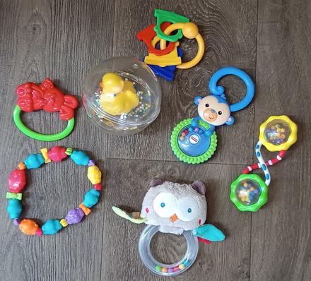 7x hračky pro nejmenší, chrastítka, kousátka,