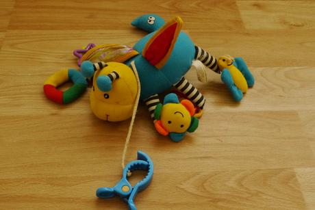 Plysova hracka chrastici na zaveseni,