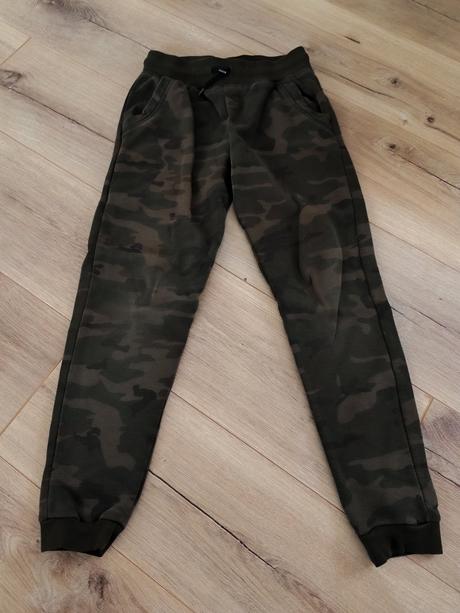 Maskáčové tepláky, primark,140