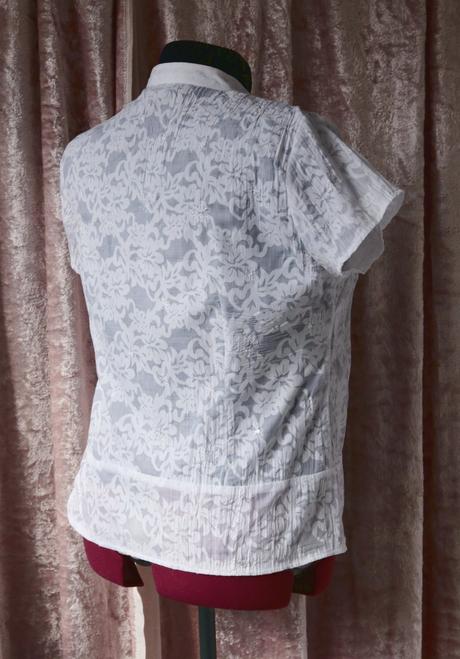 Bílá halenka s kytičkami a flitry vel.44, xxl