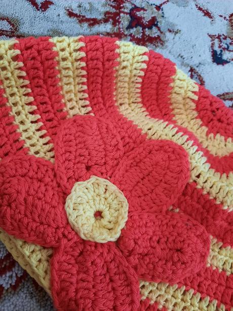 Čepička s květinou, 92