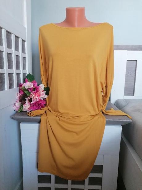 Hořčicové šaty, m