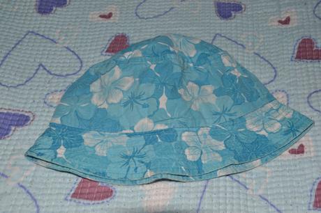 Květovaný tyrkysový klobouček, 80