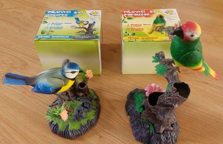 Mluvící sýkorka a papoušek,