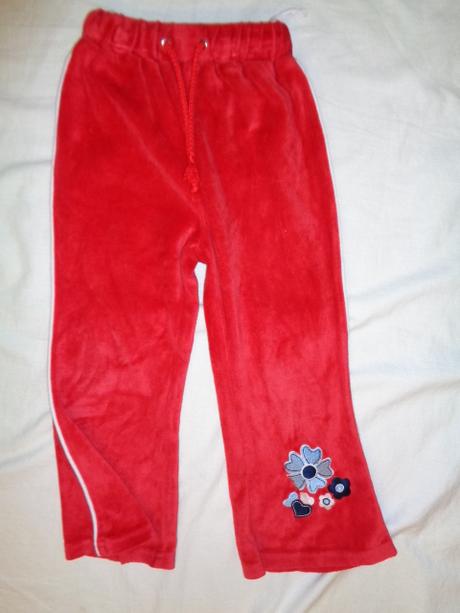 Pěkné červené sametové tepláky s kytičkama 98/104, 98
