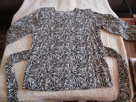 Pěkná lehoučká vzorovaná bílo-černá bavl. halenka, 40