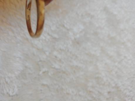 Stříbrný prsten s kamínkem,