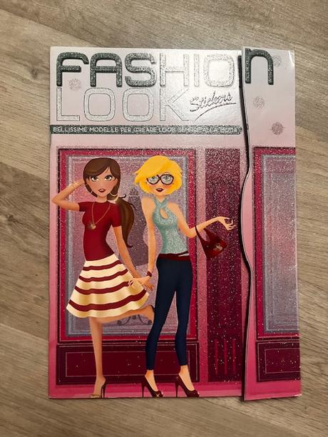 Sešit pro mladou návrhářku se samolepkami,