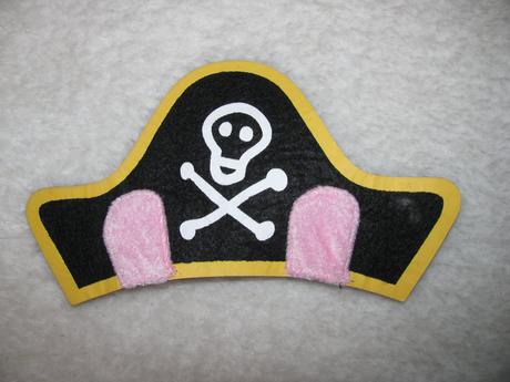 Kostým 2 dílný-krásná malá pirátka+pirátská čelenk,