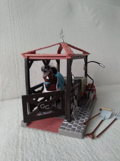 Stáj s koněm a další výbavou,