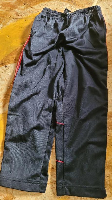 2 x tepláky, 2 x pláťáky a pantofle, 104–116