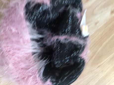 Ruzova cepice s cernymi hvezdickami, 