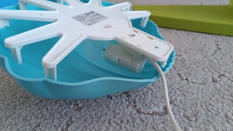 Ikea poličky a světlo,