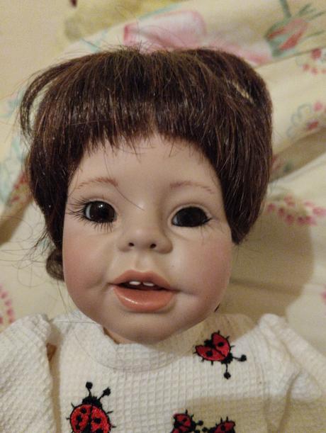 Porcelánová panenka se zoubkama, 