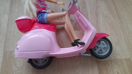 Panenka anlily kloubová se skútrem, 